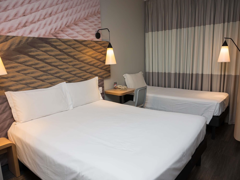 Habitación con una cama doble y una cama supletoria del hotel Ibis Ribeirao Preto Shopping. Foto 6