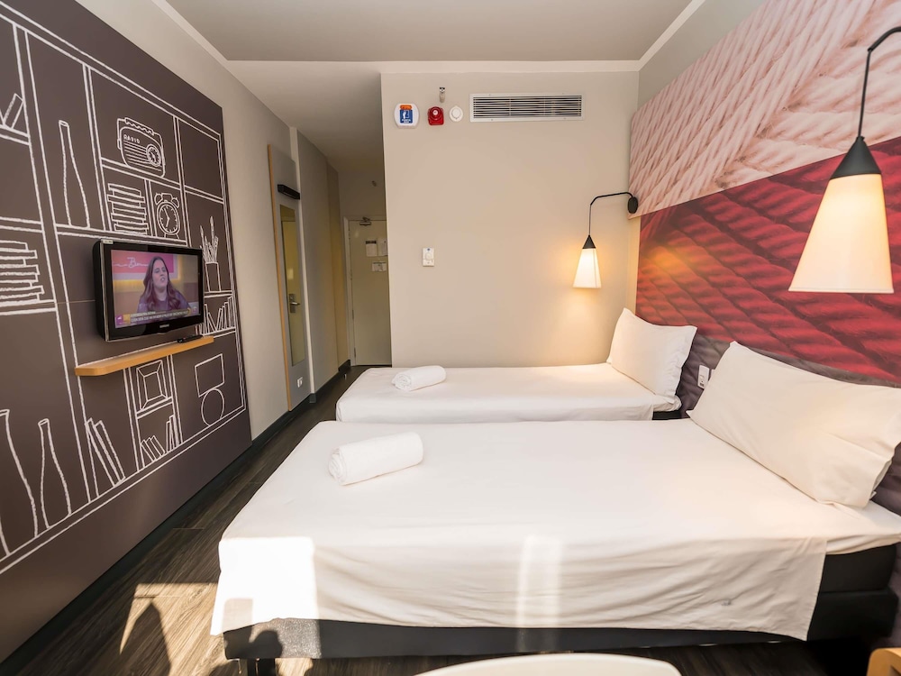Habitación con una cama doble y una cama supletoria del hotel Ibis Ribeirao Preto Shopping. Foto 7
