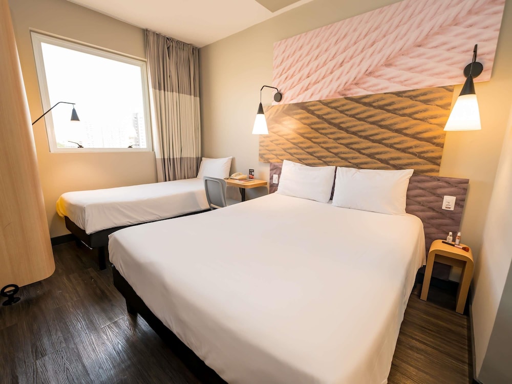 Habitación con una cama doble y una cama supletoria del hotel Ibis Ribeirao Preto Shopping. Foto 8