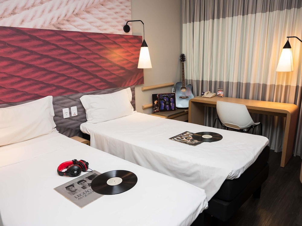Habitación Standard con 2 camas individuales del hotel Ibis Ribeirao Preto Shopping. Foto 2