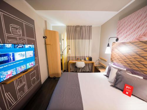 APARTAMENTO SUPERIOR CON ROPA DE CAMA PERSONALIZADA, MINIBAR SURTIDO Y SMART TV del hotel Ibis Ribeirao Preto Shopping. Foto 3
