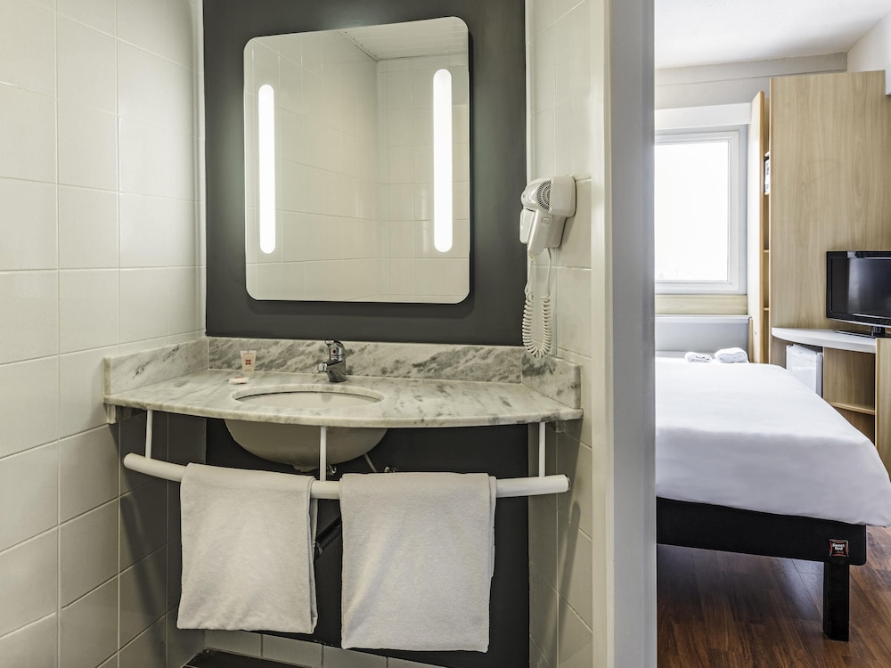 Habitación con una cama doble del hotel Ibis Tamboré