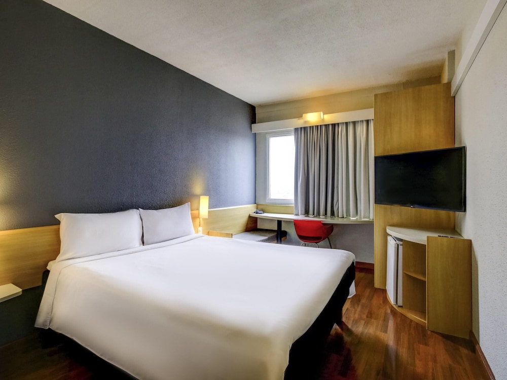 Habitación con una cama doble del hotel Ibis Tamboré. Foto 1