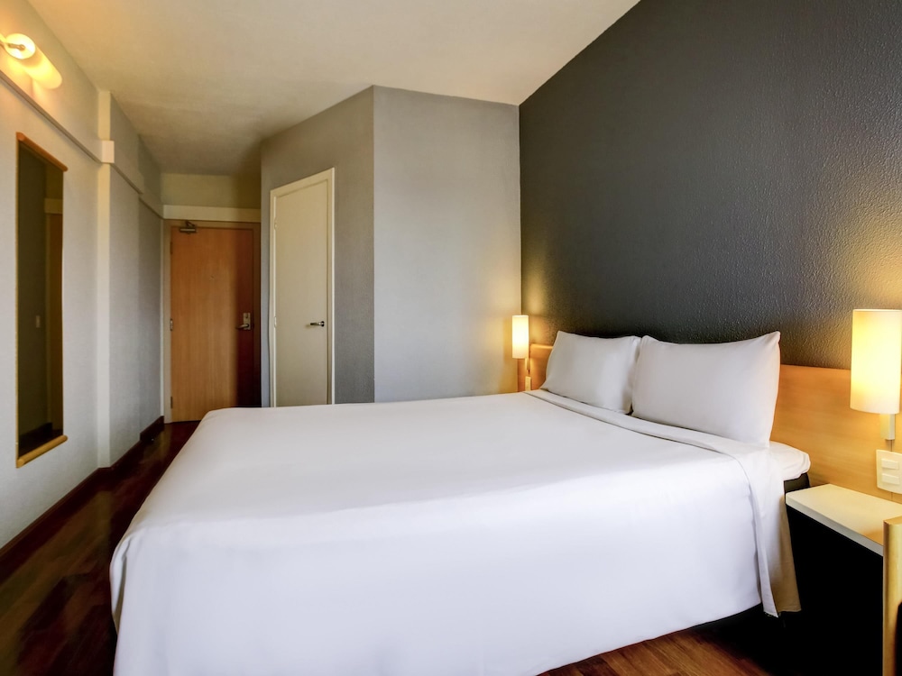 Habitación con una cama doble del hotel Ibis Tamboré. Foto 3