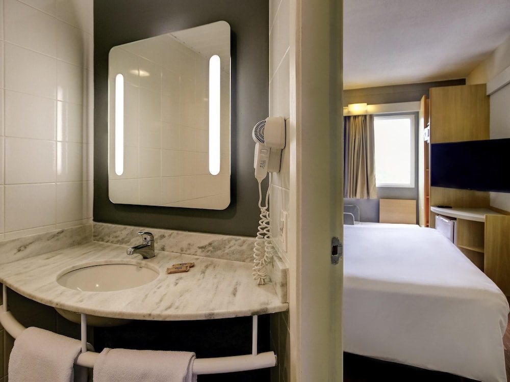 Habitación con una cama doble del hotel Ibis Tamboré. Foto 4