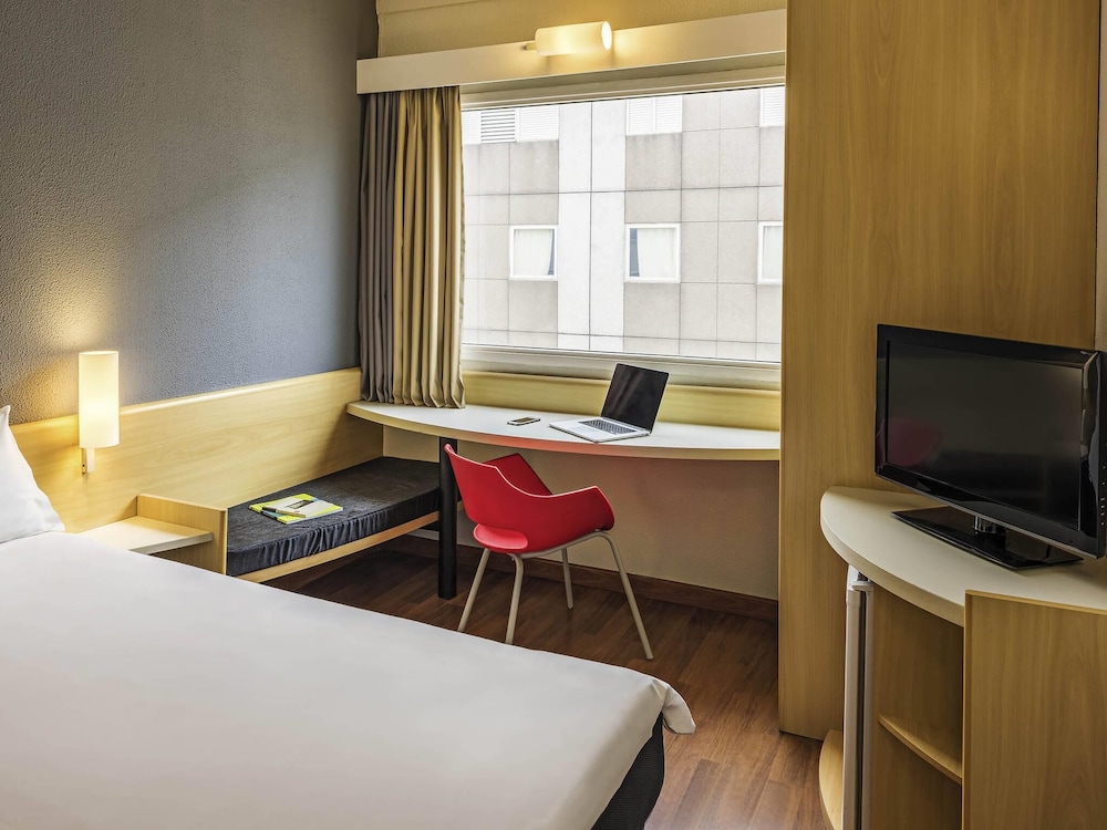 Habitación con una cama doble del hotel Ibis Tamboré. Foto 5