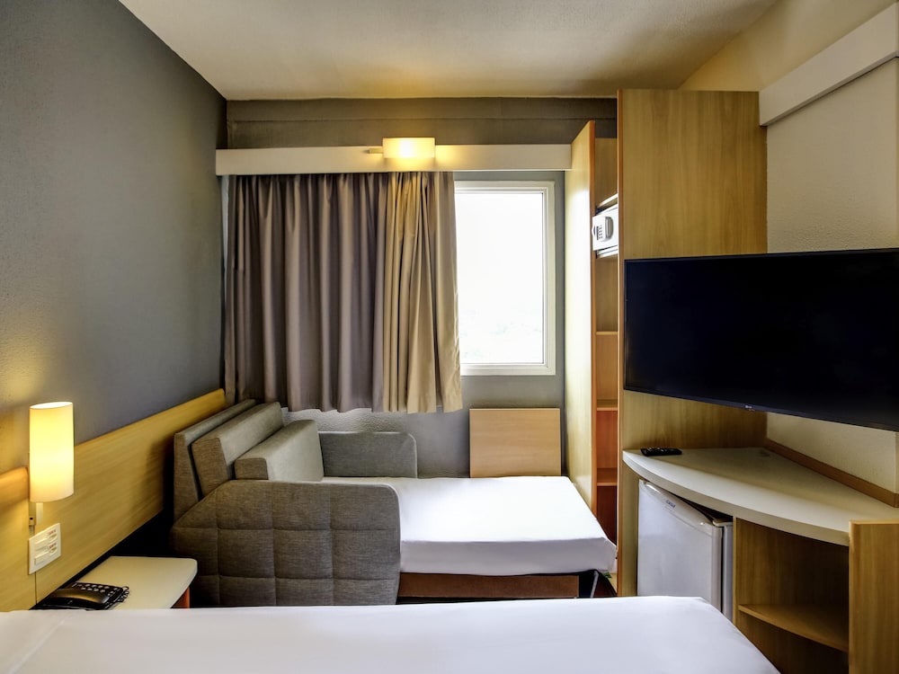 1 cama doble + 1 cama supletoria para niños del hotel Ibis Tamboré. Foto 1