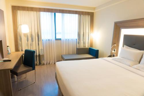 APARTAMENTO EJECUTIVO CON 1 CAMA QUEEN Y VISTA AL MAR del hotel Novotel Rj Porto Atlântico. Foto 6