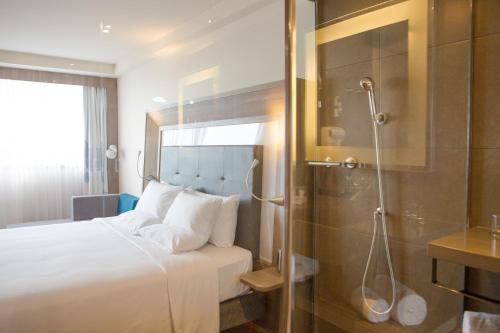 APARTAMENTO EJECUTIVO CON 1 CAMA QUEEN Y VISTA AL MAR del hotel Novotel Rj Porto Atlântico. Foto 7