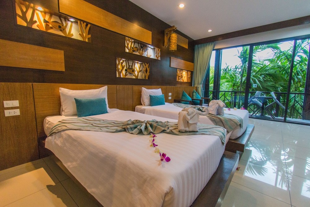 Habitación Deluxe con 1 cama doble o 2 individuales, vistas al jardín del hotel Chaokoh Phi Phi and Resort. Foto 1