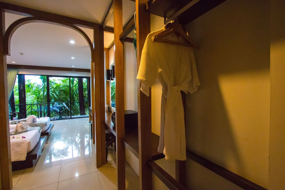 Habitación Deluxe con 1 cama doble o 2 individuales, vistas al jardín del hotel Chaokoh Phi Phi and Resort. Foto 3