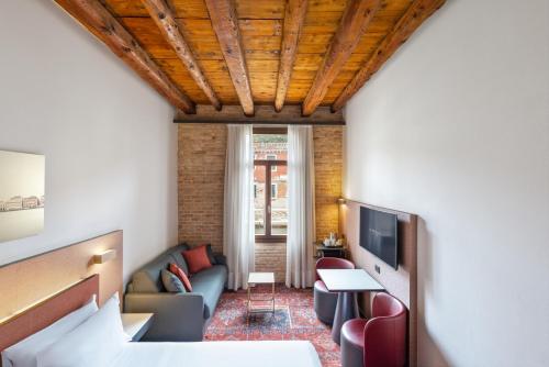 Habitación Doble con sofá cama del hotel Eurostars Residenza Cannaregio. Foto 5