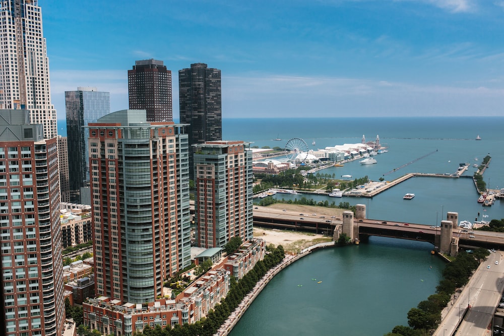 Habitación clásica, 1 cama de matrimonio grande, vistas al lago del hotel Swissotel - Chicago. Foto 4