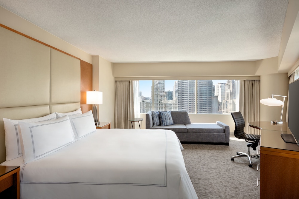 Habitación Premier, 1 cama de matrimonio grande, vistas a la ciudad, en esquina del hotel Swissotel - Chicago. Foto 1