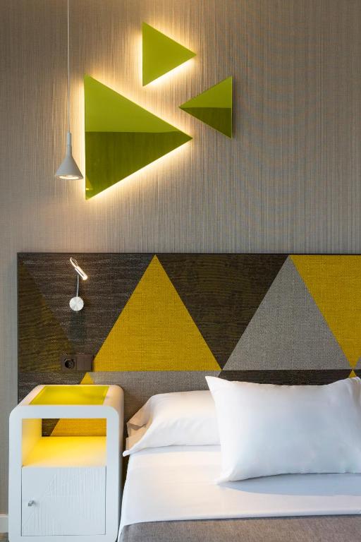 Habitación triple del hotel Macia Sevilla Kubb