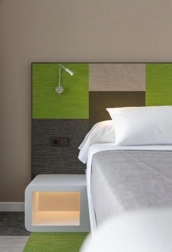 Habitación Doble con cama supletoria del hotel Macia Sevilla Kubb. Foto 3