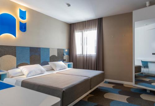 Habitación Doble con cama supletoria del hotel Macia Sevilla Kubb. Foto 5