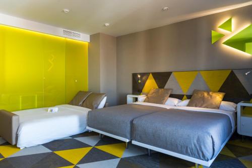 Habitación Doble con cama supletoria del hotel Macia Sevilla Kubb. Foto 6