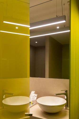 Habitación Twin Estándar con sofá del hotel Macia Sevilla Kubb. Foto 2
