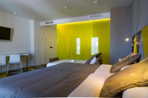 Habitación Twin Estándar con sofá del hotel Macia Sevilla Kubb. Foto 3