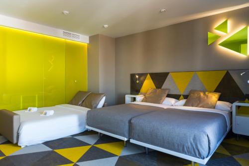 Habitación Twin Estándar con sofá del hotel Macia Sevilla Kubb. Foto 8