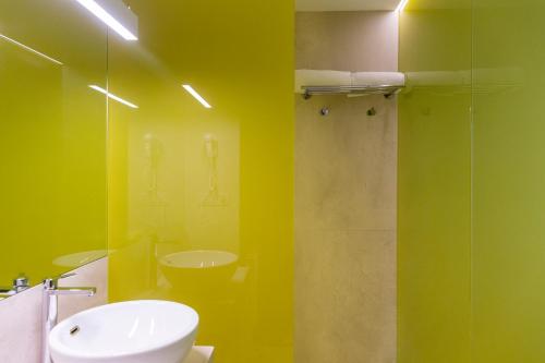Habitación Twin Estándar con sofá del hotel Macia Sevilla Kubb. Foto 9