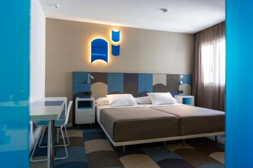 Habitación Doble con cama supletoria del hotel Macia Sevilla Kubb. Foto 11