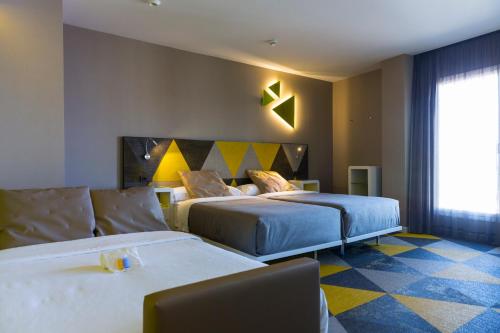Habitación Doble con cama supletoria del hotel Macia Sevilla Kubb. Foto 12