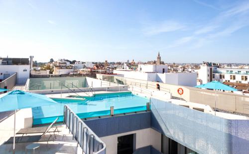 Suite Deluxe con bañera de hidromasaje del hotel Macia Sevilla Kubb