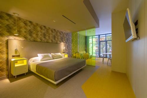 Suite Deluxe con bañera de hidromasaje del hotel Macia Sevilla Kubb. Foto 1