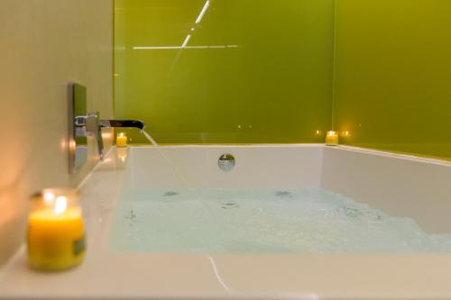 Suite Deluxe con bañera de hidromasaje del hotel Macia Sevilla Kubb. Foto 5