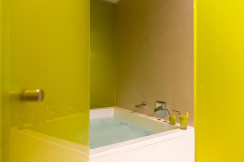 Suite Deluxe con bañera de hidromasaje del hotel Macia Sevilla Kubb. Foto 9