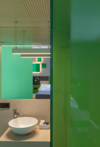 Habitación Doble con cama supletoria del hotel Macia Sevilla Kubb. Foto 5