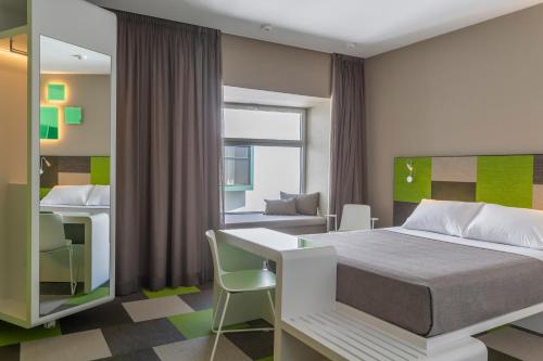 Habitación con cama grande del hotel Macia Sevilla Kubb. Foto 1