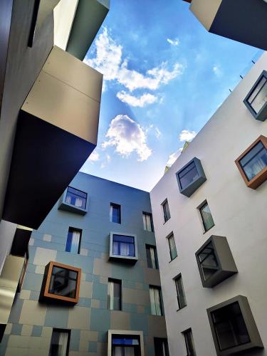 Habitación con cama grande del hotel Macia Sevilla Kubb. Foto 2