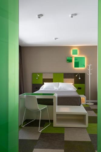 Habitación con cama grande del hotel Macia Sevilla Kubb. Foto 4
