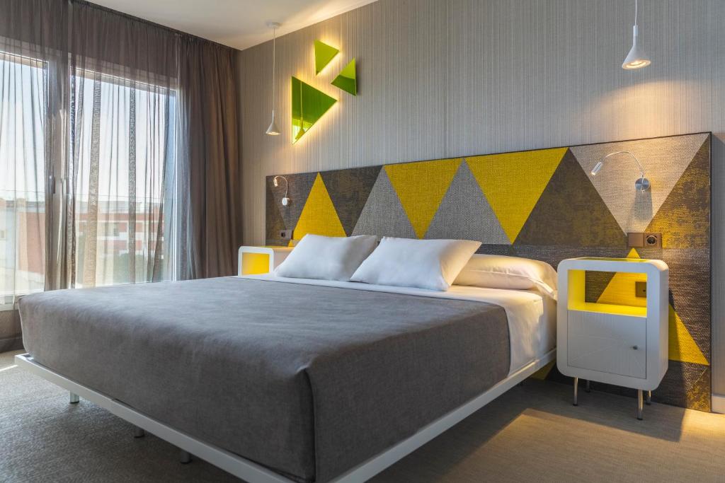 Habitación triple del hotel Macia Sevilla Kubb. Foto 1