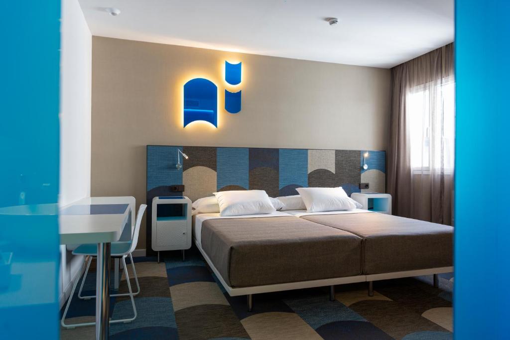 Habitación triple del hotel Macia Sevilla Kubb. Foto 2