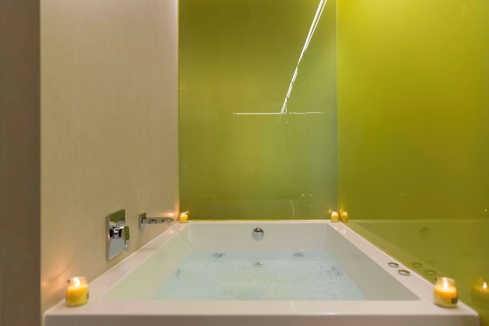 Suite junior (deluxe con jacuzzi) del hotel Macia Sevilla Kubb. Foto 8