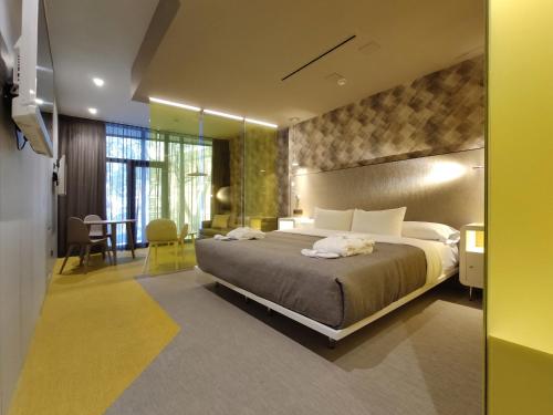 Suite Deluxe con bañera de hidromasaje del hotel Macia Sevilla Kubb. Foto 2