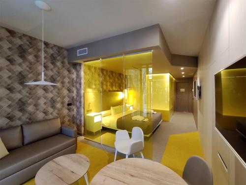 Suite Deluxe con bañera de hidromasaje del hotel Macia Sevilla Kubb. Foto 6