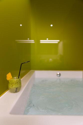 Suite Deluxe con bañera de hidromasaje del hotel Macia Sevilla Kubb. Foto 10