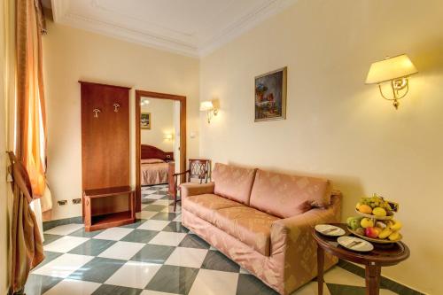 Habitación Triple del hotel Contilia. Foto 1