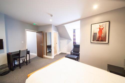 Habitación Triple Deluxe del hotel Oyo The Arch, Wembly Stadium. Foto 2