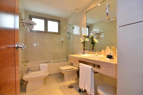 Habitación Triple Básica del hotel Clement Barajas. Foto 3