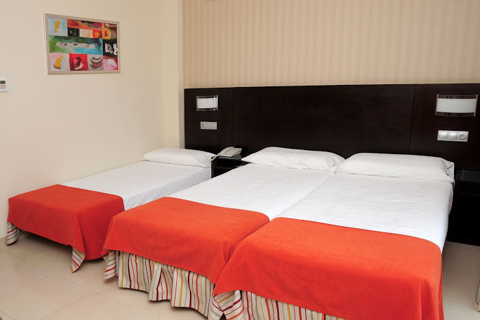 Habitación triple Vista Piscina del hotel Pradillo Conil. Foto 3