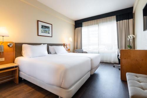Habitación Doble con cama supletoria del hotel Eurostars Atlántico. Foto 1