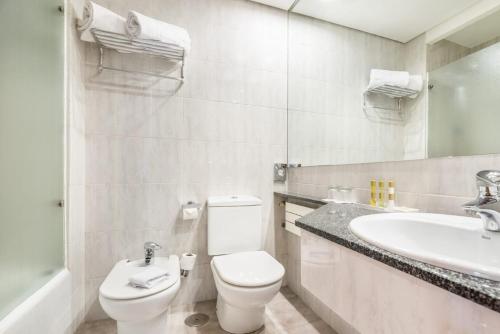 Habitación Doble con cama supletoria del hotel Eurostars Atlántico. Foto 3