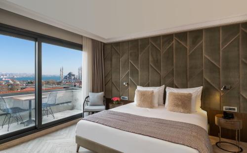 Habitación Doble Deluxe con balcón y vistas al mar del hotel Nena. Foto 1