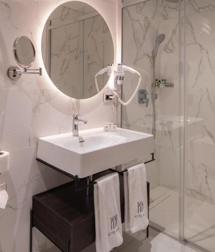 Habitación triple con balcón del hotel Nena